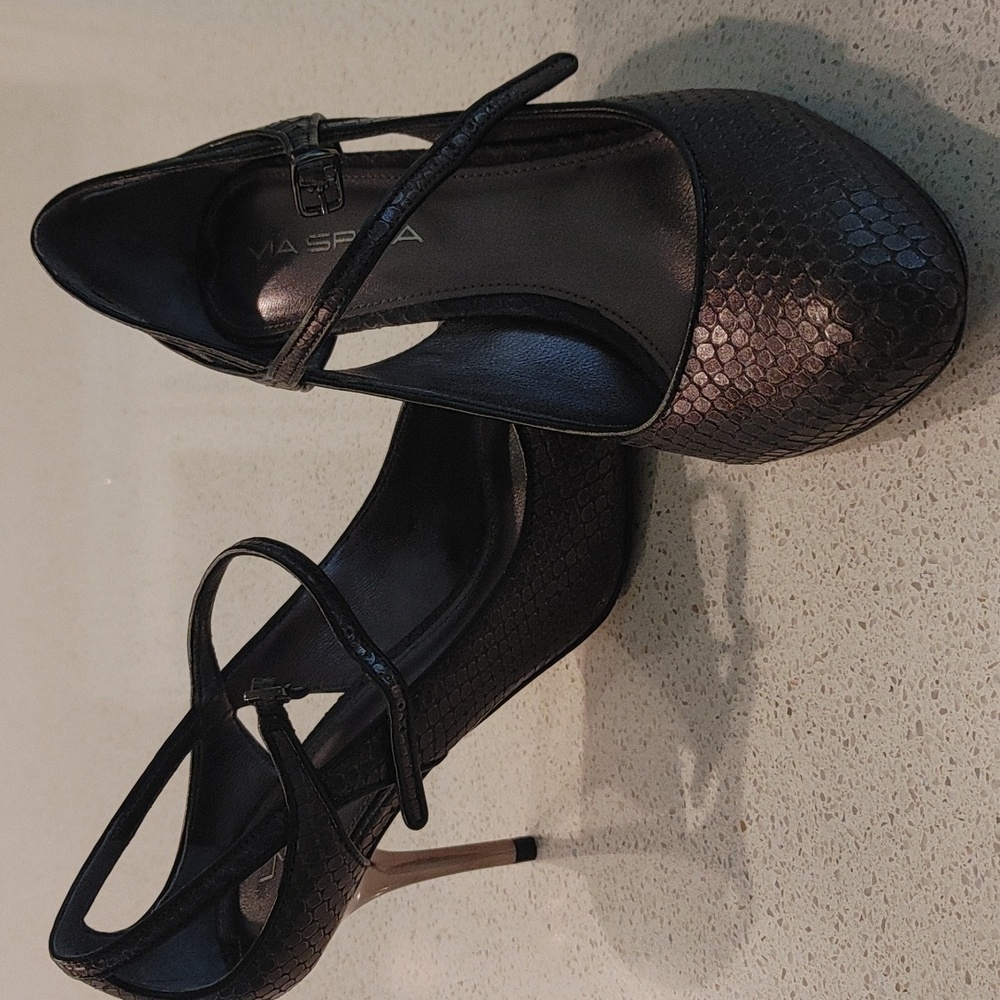 Via Spins leather heels. Size 5.5